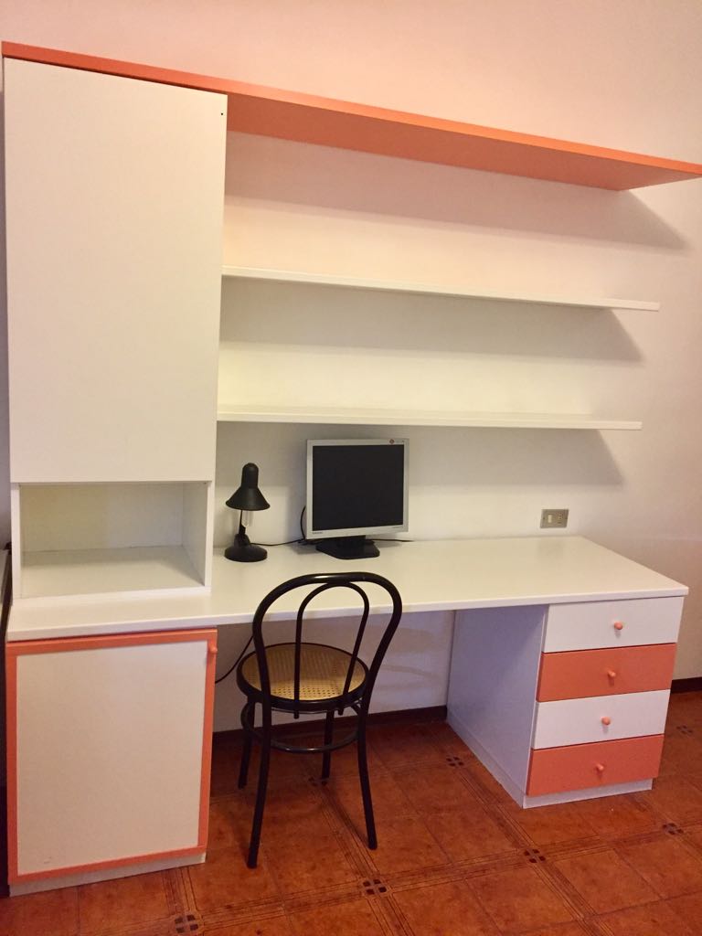 Elios96 Sas, scrivania con libreria bianco arancio con mensole